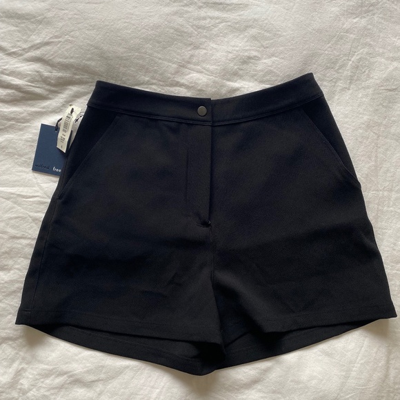 Aritzia Pants - Black Aritzia Shorts, Size 6